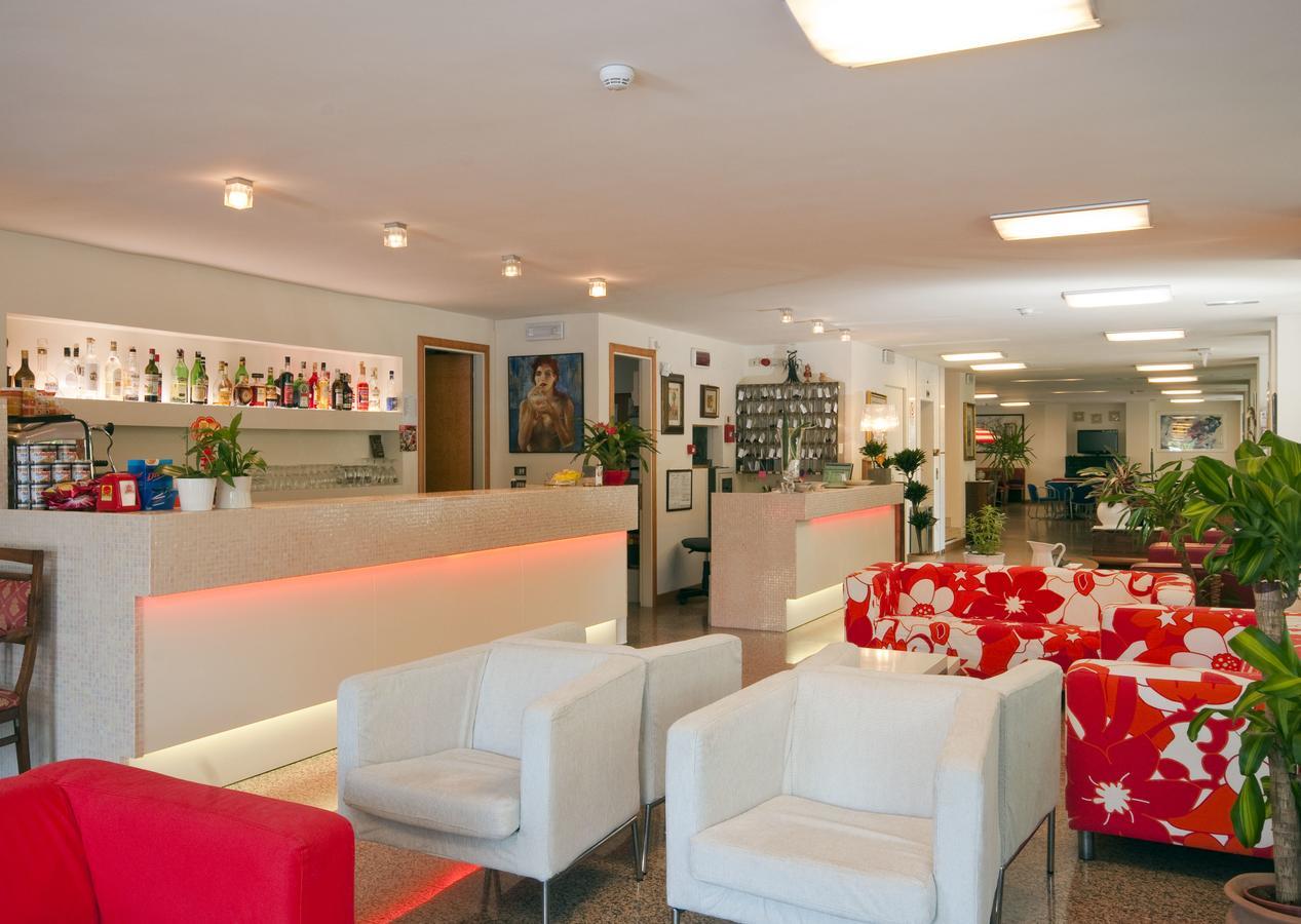 Hotel Trafalgar Rimini Buitenkant foto