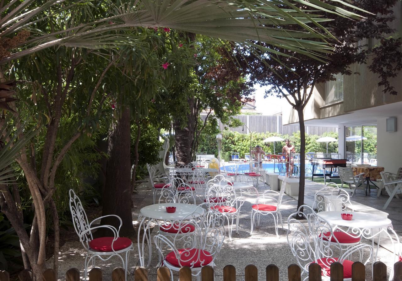 Hotel Trafalgar Rimini Buitenkant foto