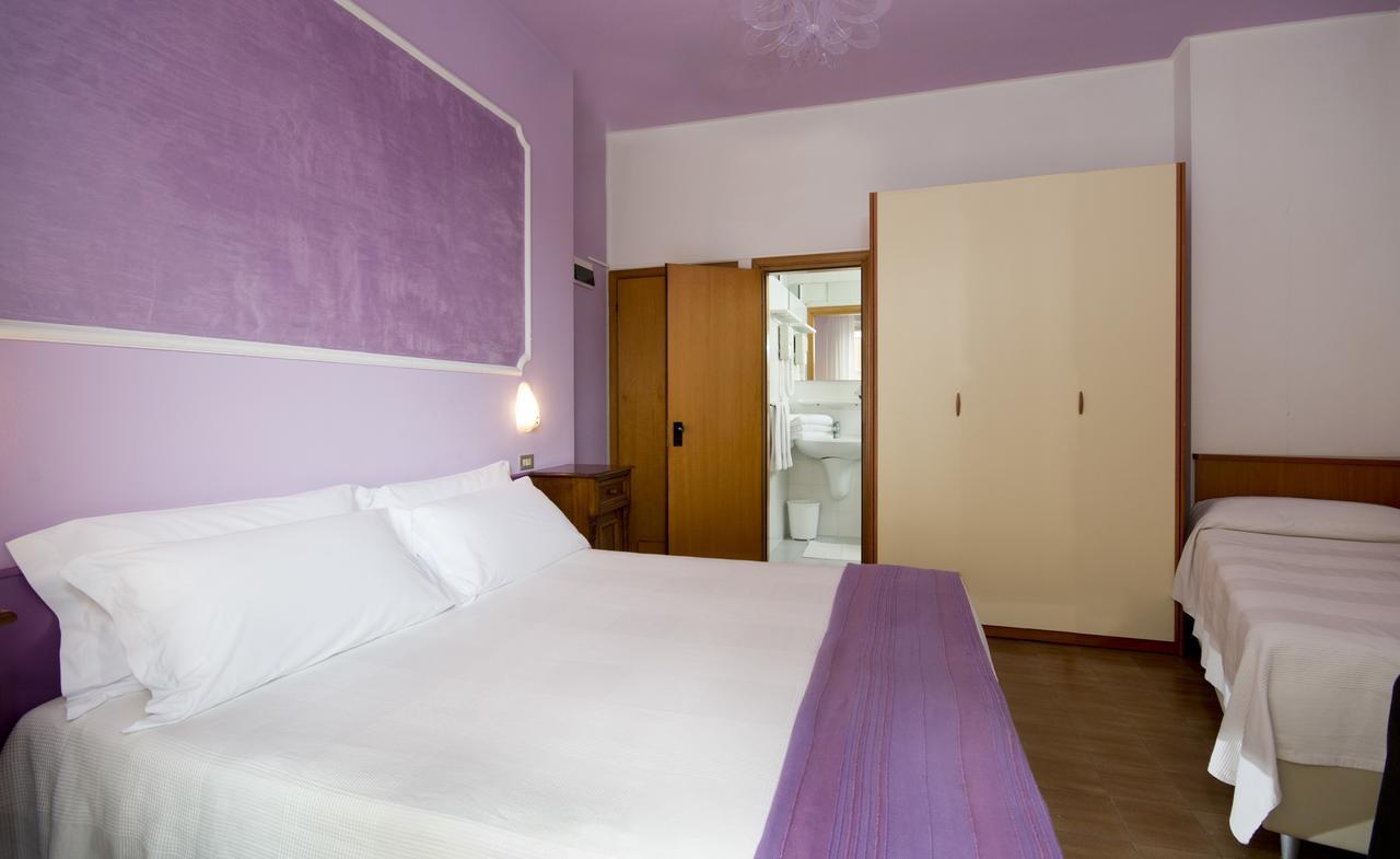 Hotel Trafalgar Rimini Buitenkant foto