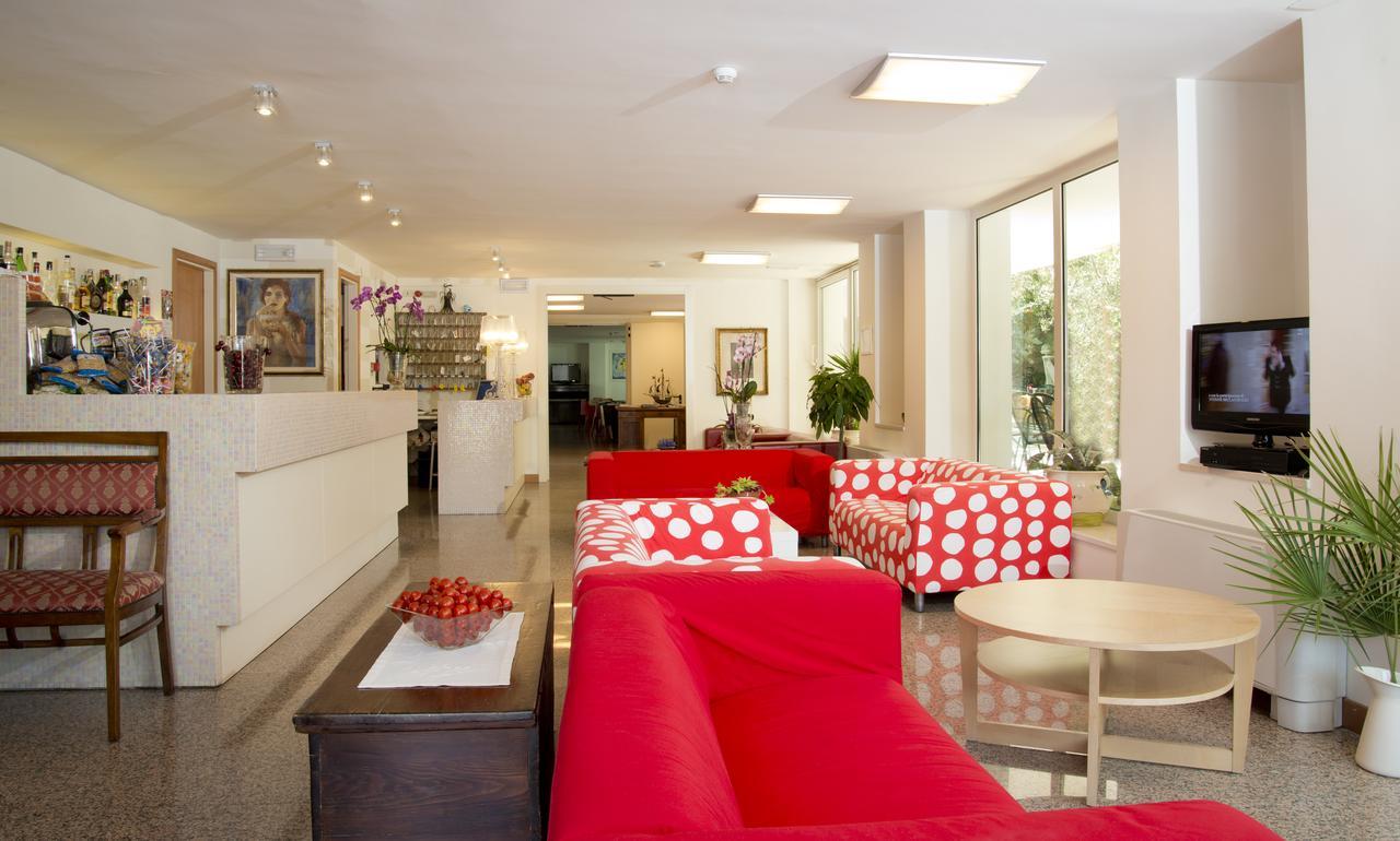 Hotel Trafalgar Rimini Buitenkant foto