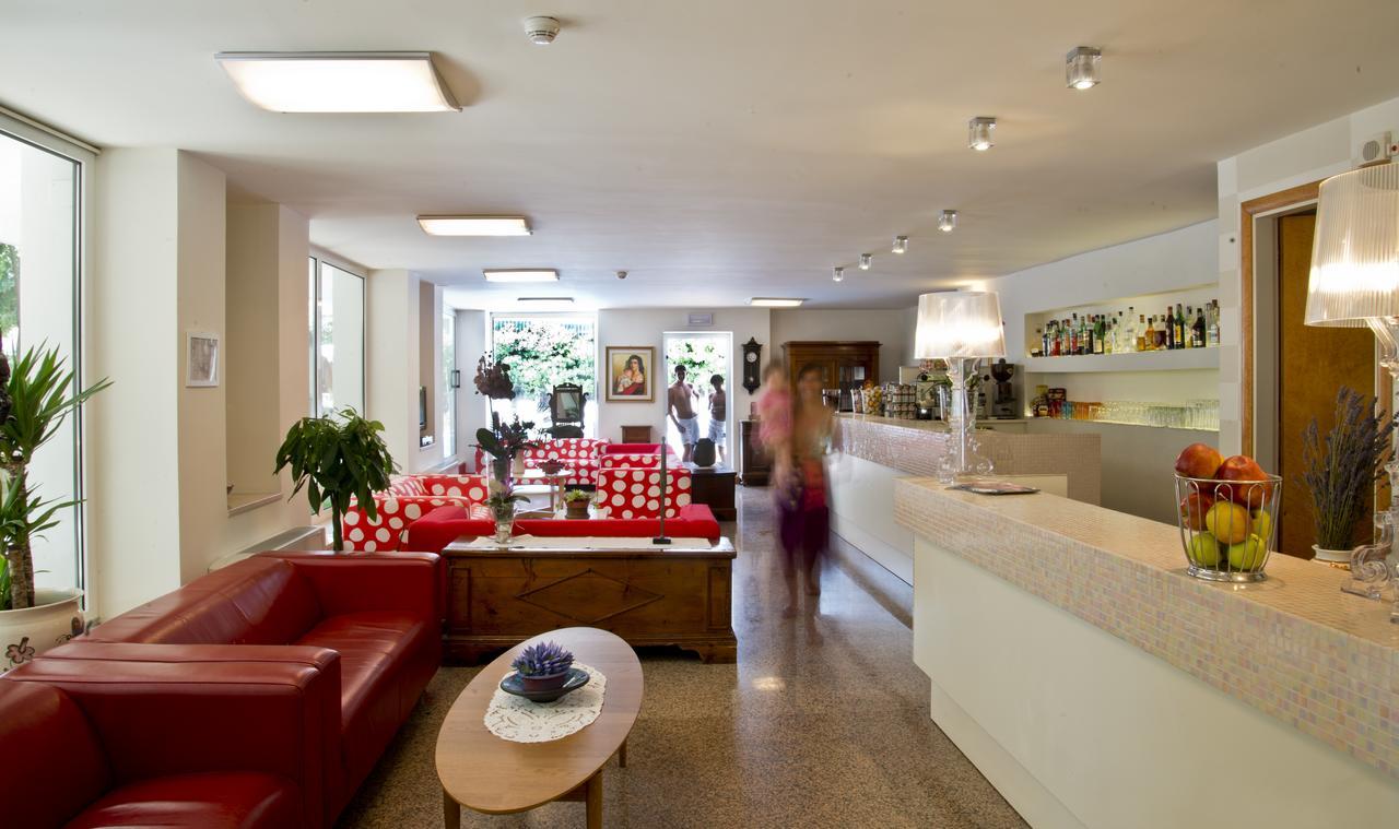 Hotel Trafalgar Rimini Buitenkant foto