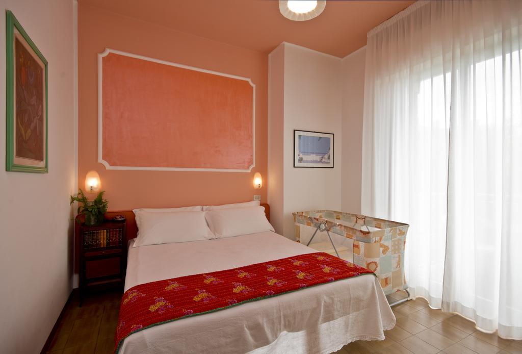 Hotel Trafalgar Rimini Buitenkant foto